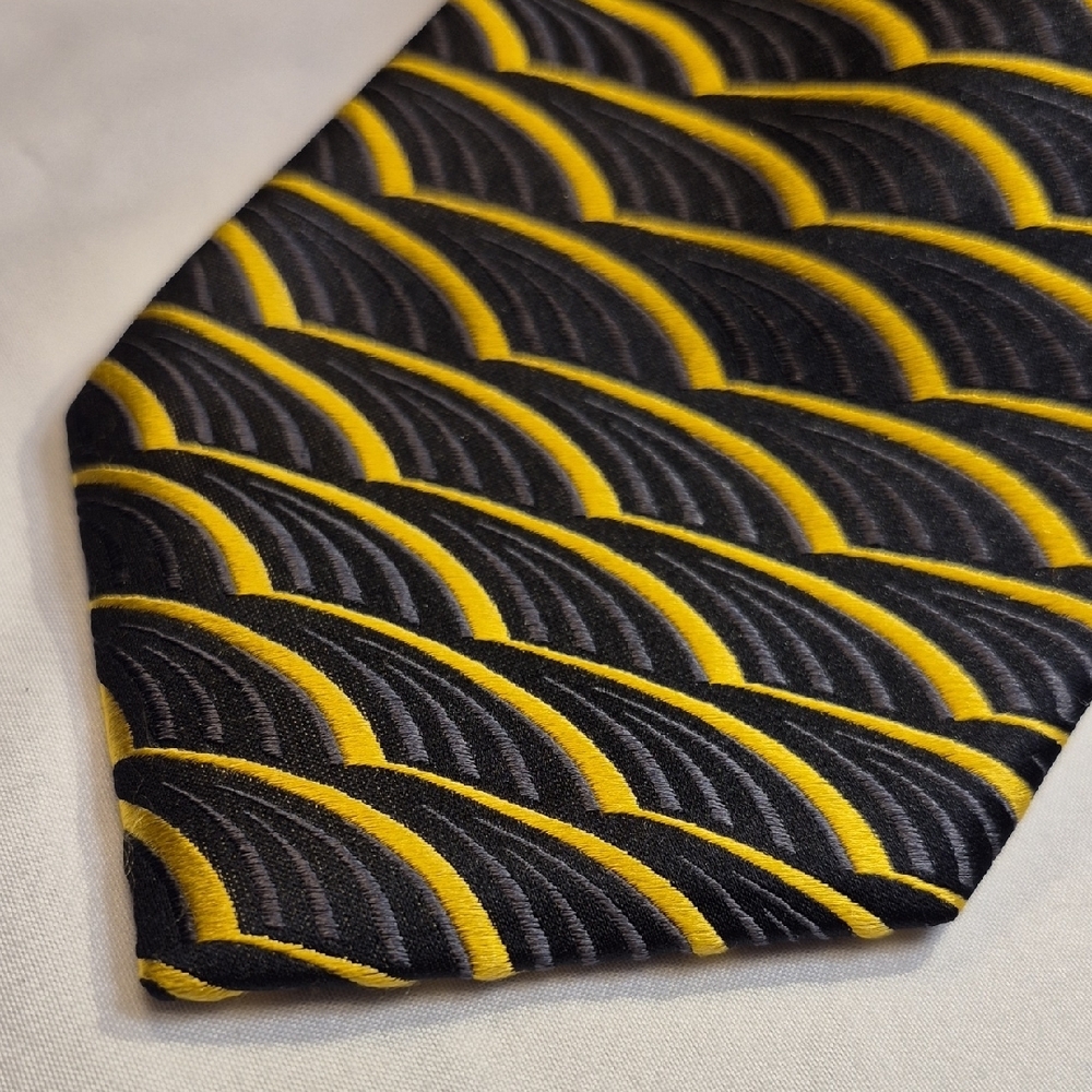 DeSantis Collection 100% Silk Gold and Black Mens Geometric Neck Tie - Picture 8 of 10